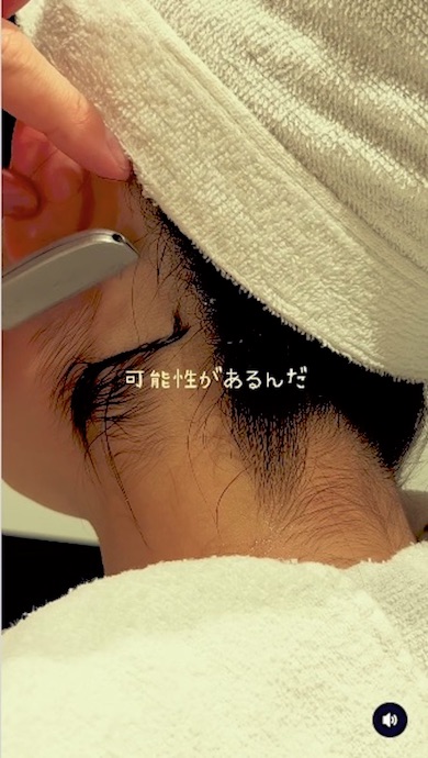 左耳の後ろを剃る様子