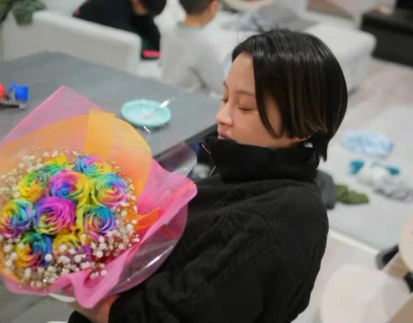 レインボーローズの花束