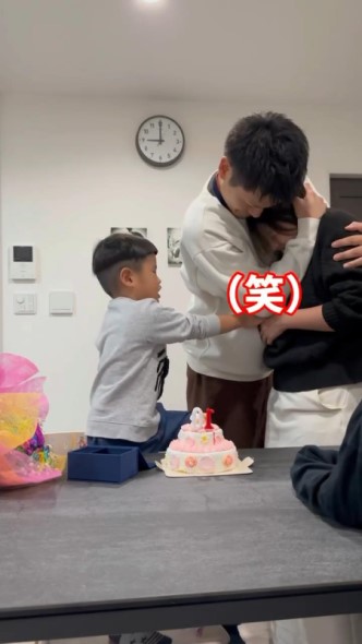 カカさんをハグするトトさん