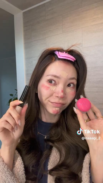 チークとコンシーラー