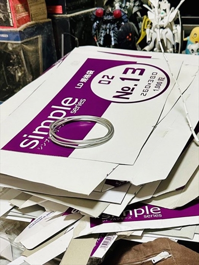 廃棄予定の厚紙で作った精巧な「ヤクトミラージュ」のペーパーフィギュア