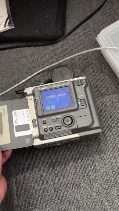 SONYのデジカメカメラにフロッピーディスクをマウントする様子