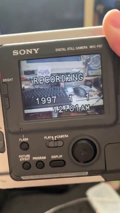 フロッピーディスクに記録できるSONYのデジタルカメラで写真を撮る
