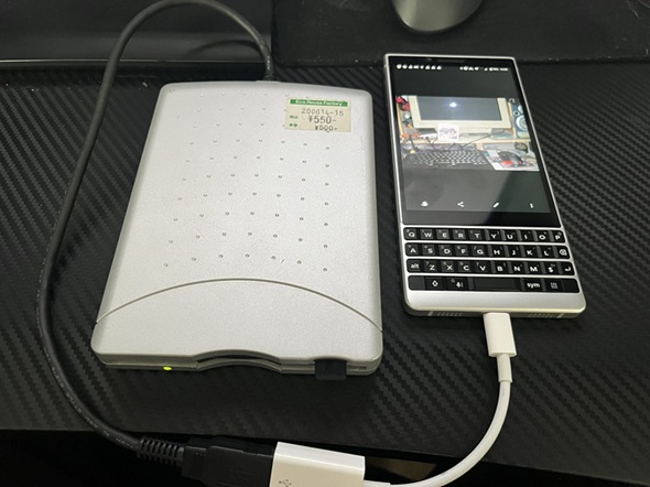 フロッピーディスクドライブとAndroidスマートフォンをつないで写真を共有