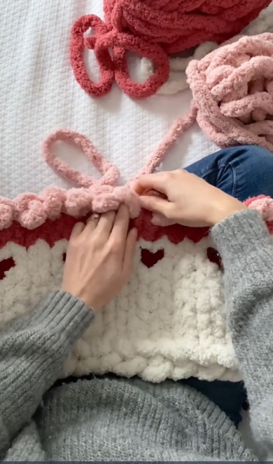 指をかぎ針のようにして作る様子