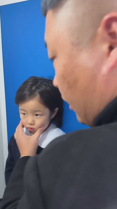 証明写真を撮影する男の子