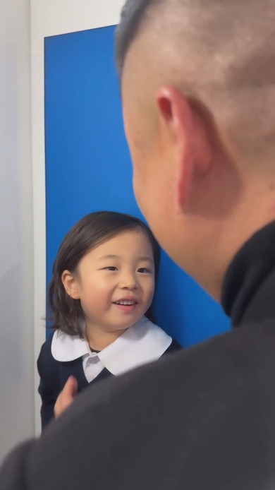 証明写真を撮影する男の子