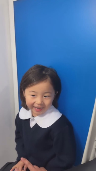 証明写真を撮影する男の子