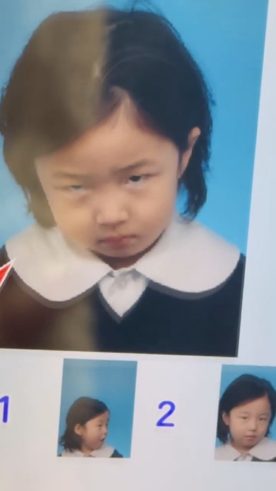 証明写真を撮影する男の子