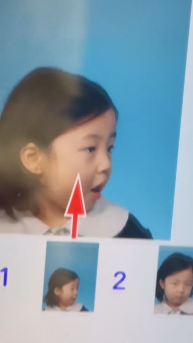 証明写真を撮影する男の子