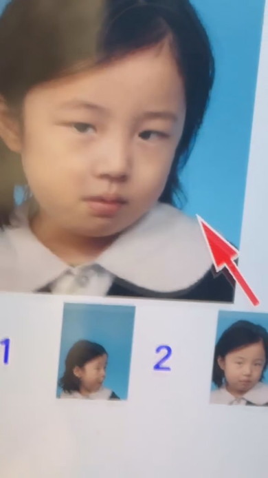 証明写真を撮影する男の子