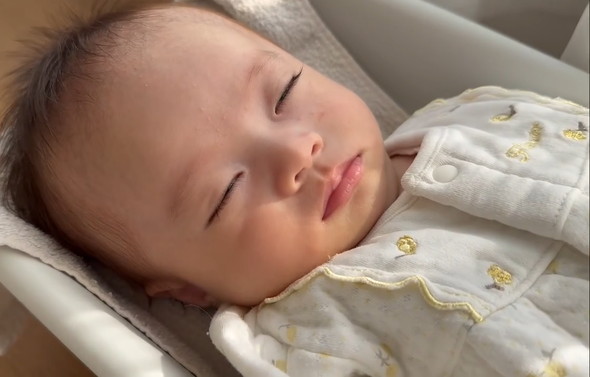 体重計の上で眠る赤ちゃん