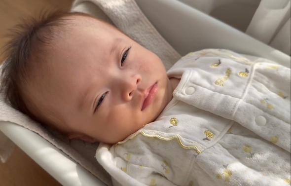 体重計の上で眠る赤ちゃん