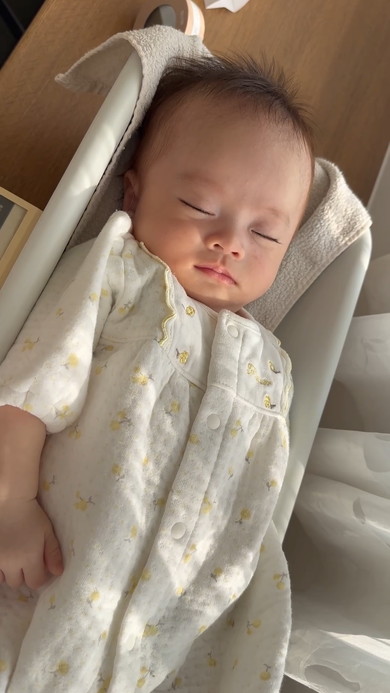 体重計の上で眠る赤ちゃん