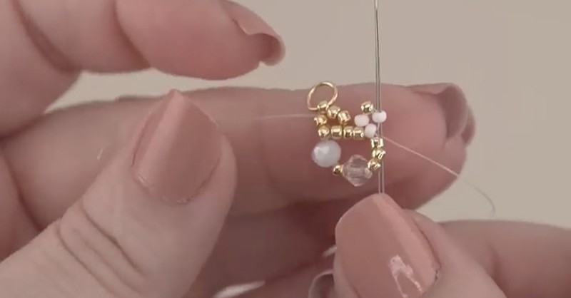 極小のビーズを“うねうね”編んで、完成したのは……　75万再生突破のきらめきに「めっちゃかわいい」「美しい！」（1/2） | ライフスタイル ねとらぼ