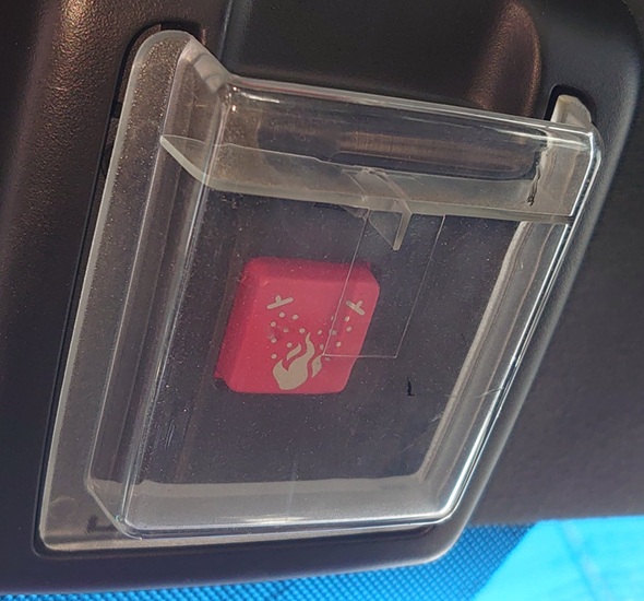 透明なカバーで覆われた赤いスイッチ