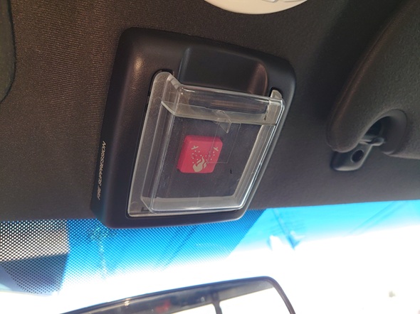 車内に設けられた消火システム用の赤いスイッチ