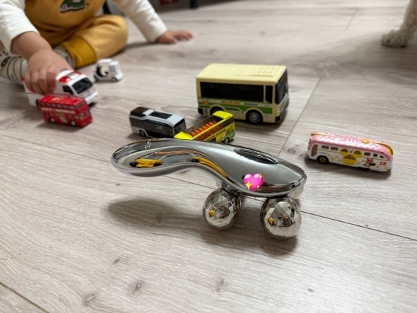 ミニカー遊びをする男の子