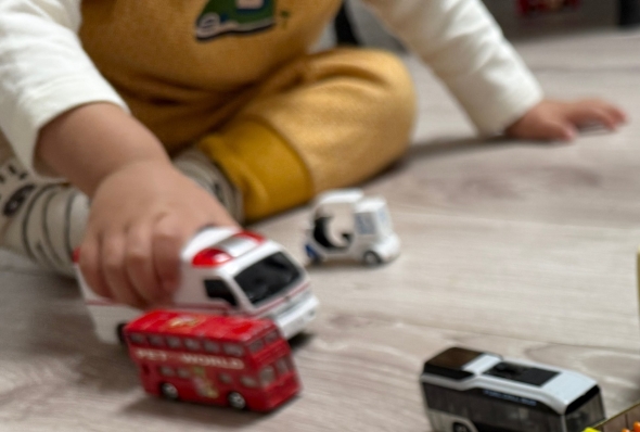 夢中になって遊ぶ男の子