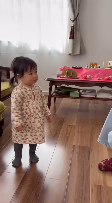 海外 暮らす パパ ビデオ通話 1歳 娘 けなげ 遠隔 ハグ