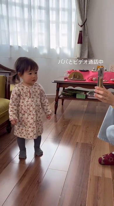 海外 暮らす パパ ビデオ通話 1歳 娘 けなげ 遠隔 ハグ
