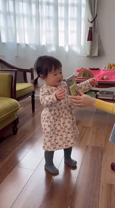 海外 暮らす パパ ビデオ通話 1歳 娘 けなげ 遠隔 ハグ