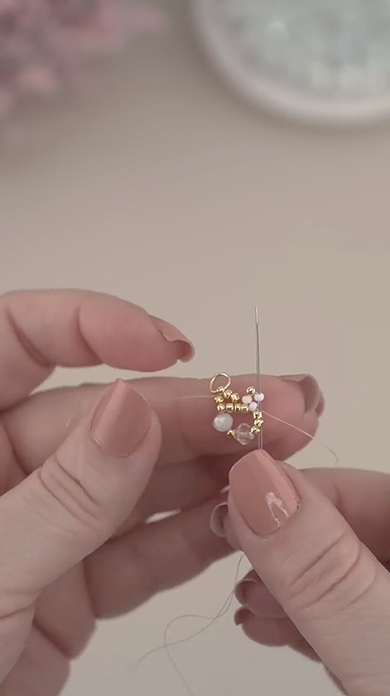 ビーズで作るお花のピアス