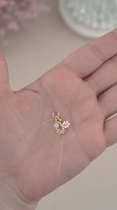 ビーズで作るお花のピアス