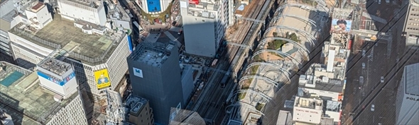 街中に落ちた巨大な下半身の影