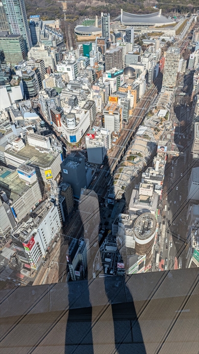 街中に落ちた巨大な下半身の影