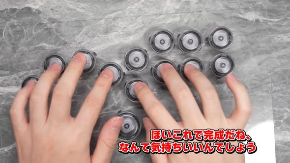 アクリル台にはめ込んだボタンの押し心地をチェック