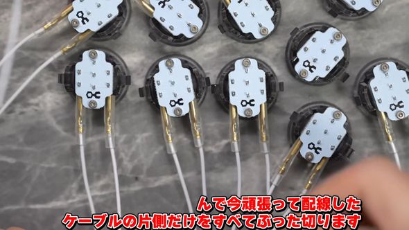 ボタンの端子にケーブルを接続