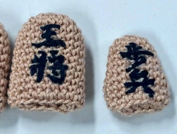 編み物で再現したさわやかのハンバーグと麻雀牌