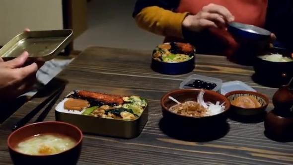 お弁当を開ける夫婦