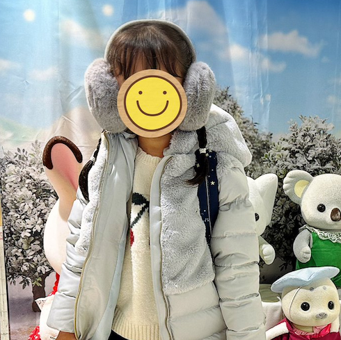 シルバニアファミリーたちの前に立つ娘