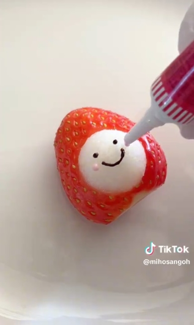 目と口、ほっぺを描く