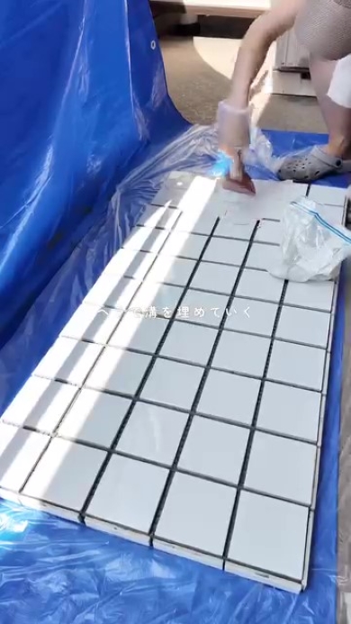 タイルのすき間を埋める画像
