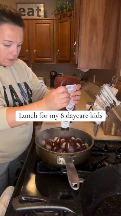 8人の子どもたちにランチを作る