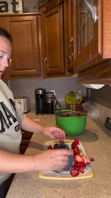 8人の子どもたちにランチを作る