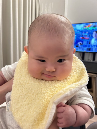 悪い顔をしている赤ちゃん