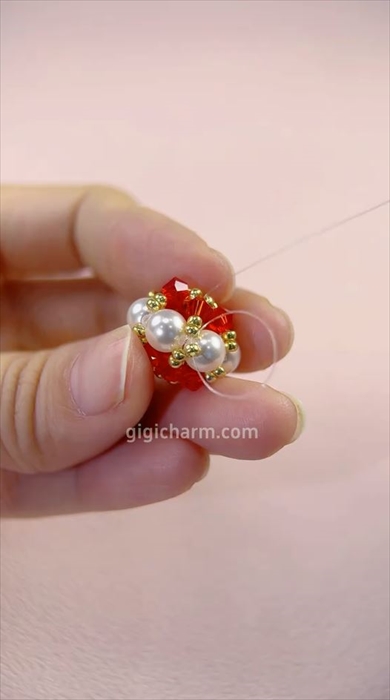 パールとガラスビーズをテグスに通していくと……立体的なランタン風アクセサリーがすてき