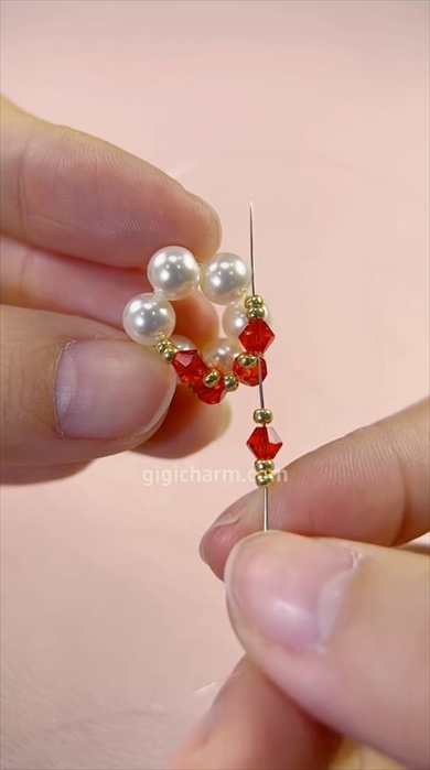 パールとガラスビーズをテグスに通していくと……立体的なランタン風アクセサリーがすてき