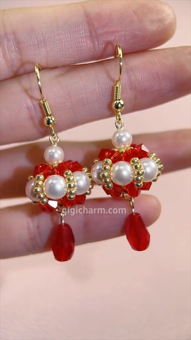 パールとガラスビーズをテグスに通していくと……立体的なランタン風アクセサリーがすてき