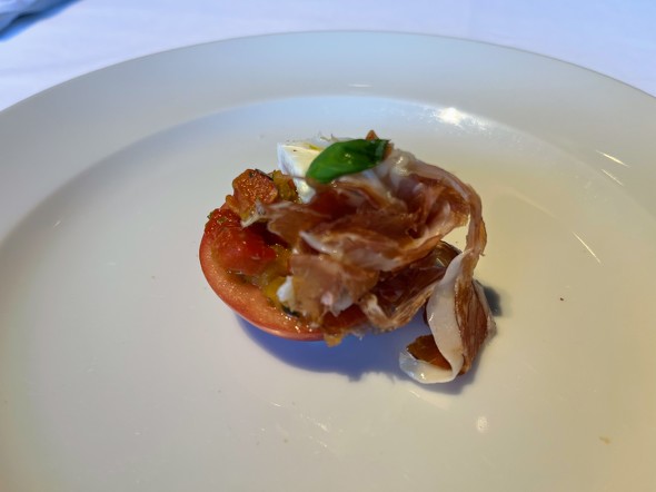 イタリア直送モッツァレラを使ったカプレーゼ