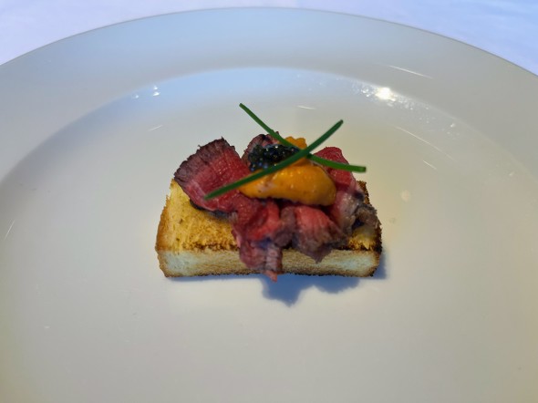 USDA PRIME BEEFとウニ、キャビアのオープンサンド