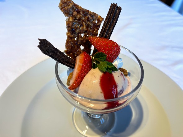 いちごとチョコレートの贅沢パフェ