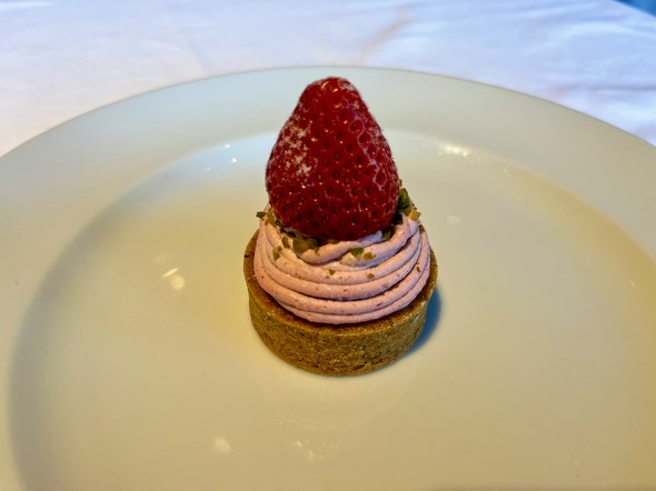 丸ごといちごのモンブラン