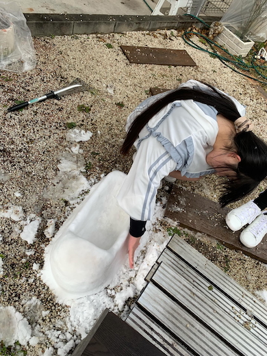 ケーキ店の前に雪で便器を作る次女