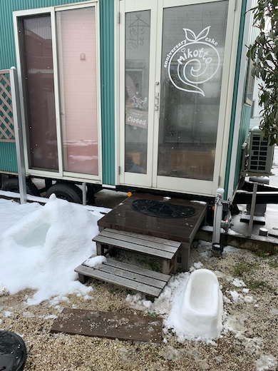 ケーキ店の前に雪で便器を作る次女