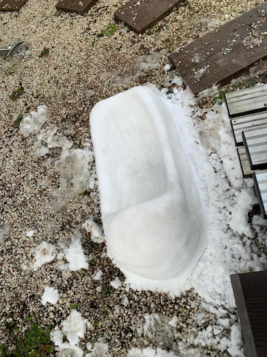 ケーキ店の前に雪で便器を作る次女